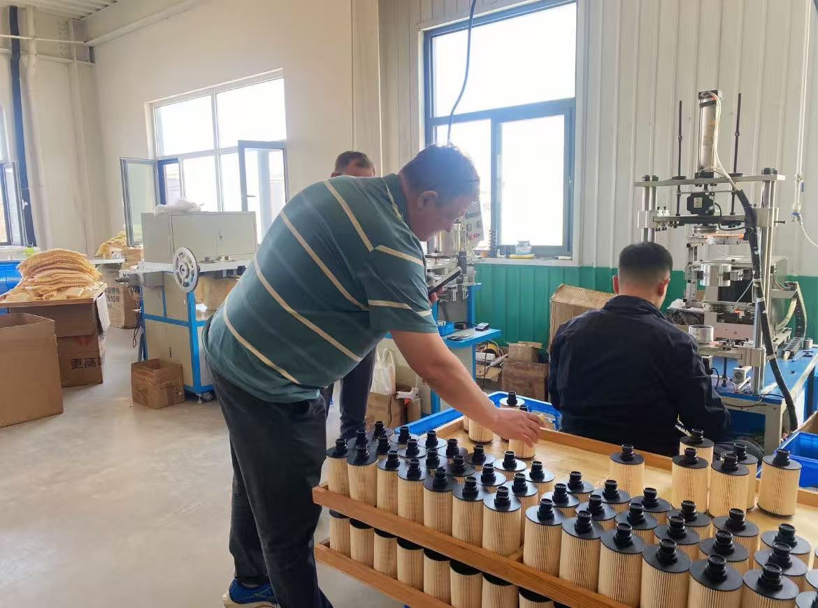 Klijenti Russi jżuru l-fabbrika tal-filtru Guohao